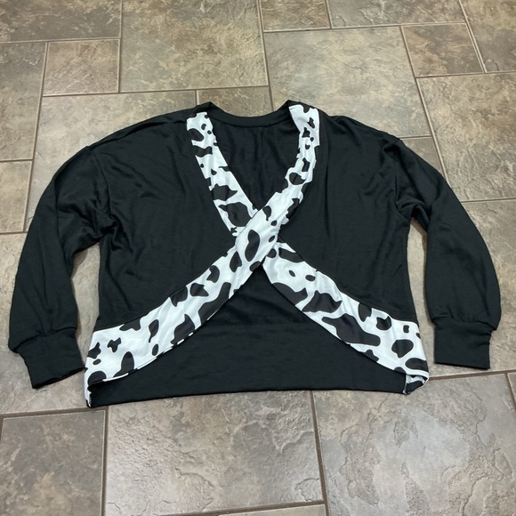 💥3/$30💥 Black and White Women's Top- front is black, criss cross is the back - Picture 1 of 6